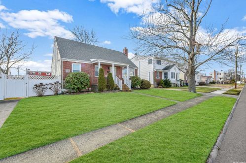 35 Belle Terre Ave, North Lindenhurst, NY 11757-6507