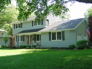 44 Dumbarton Dr, Bethlehem, NY 12054-3519