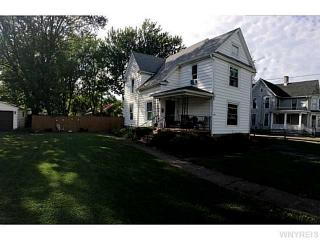 744 Orient St, Medina, NY 14103-1633