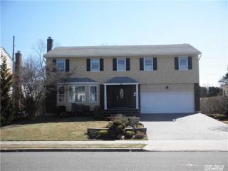 13 Carriage Rd, East Hills, NY 11576-3117