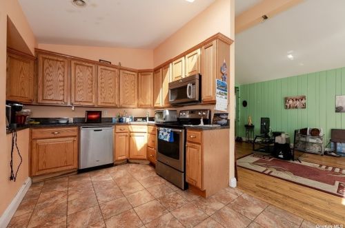 3520 Courtney Ln, Bethpage, NY 11714-3304