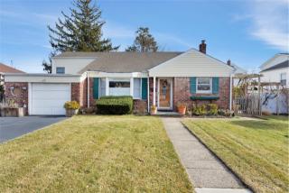 4 Preston Ln, Syosset, NY 11791-4706