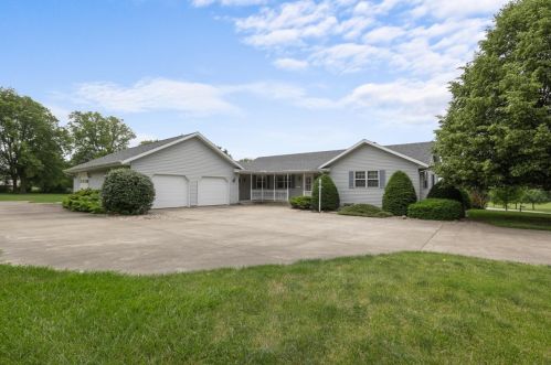 15 Allison Dr, Paxton, IL 60957-1703