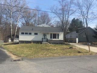 9 Quaker Dr, Schenectady NY  12309-3207 exterior