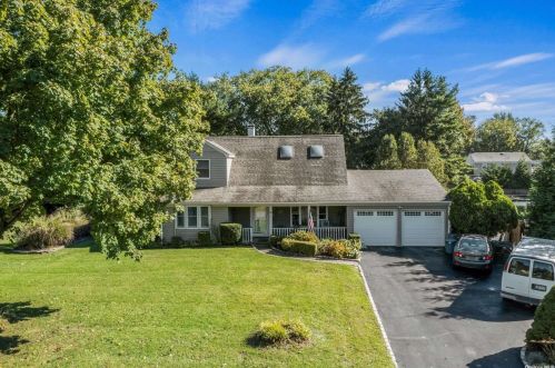 25 Vidoni Dr, Mount Sinai, NY 11766-1734