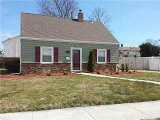 15 Ridge Ln, Plainedge, NY 11756-1121