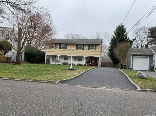 47 Erlanger Blvd, Babylon, NY 11703-1106