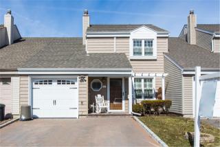 43 Marc Ct, Bayshore, NY 11706-7352