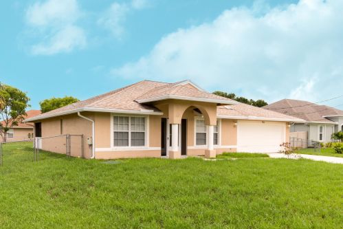 911 Haleyberry Ave, Fort Pierce, FL 34953-6749