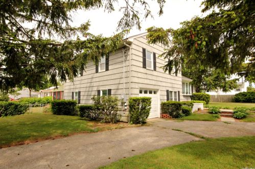 60 Brook Ave, Bayshore, NY 11706-7439