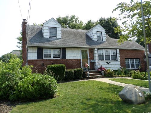 261 31st St, North Lindenhurst, NY 11757-3215