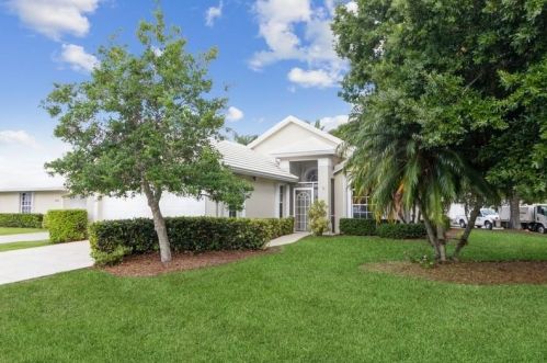 446 Fairway Lndg, Fort Pierce, FL 34986-2170