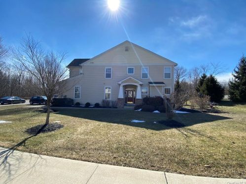 35 Cornwall Ln, Middletown, NY 10940-5077