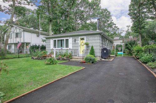 16 Corchaug Trl, Panamoka, NY 11961-2241