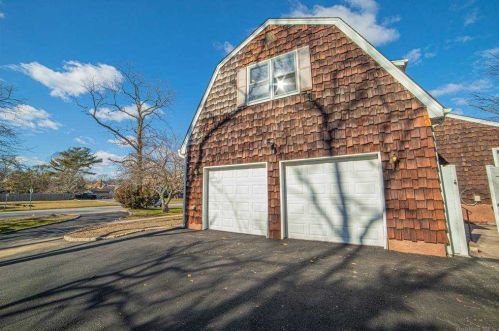 873 Manor Ln, Bayshore, NY 11706-7524