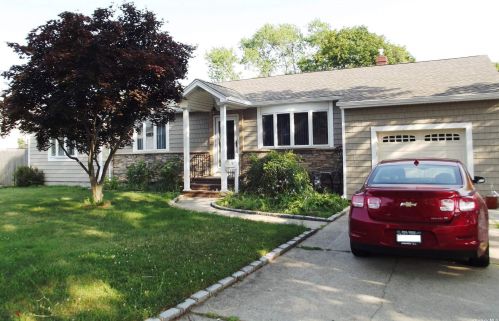 4 June St, North Lindenhurst, NY 11757-1327