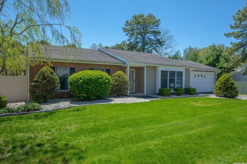 20 Buckingham Ln, Bohemia, NY 11716-3965