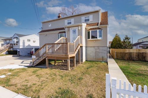 94 4th Ave, East Rockaway, NY 11518-2014