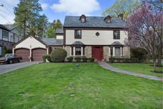 5 Knickerbocker Rd, North Hills, NY 11030-3403