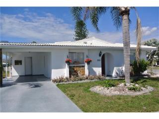 380 Circlewood Dr, Venice, FL 34293-7013