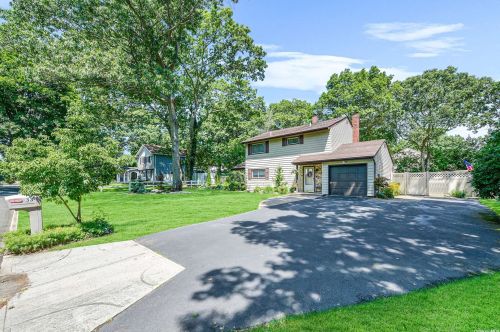 33 Marc Dr, Panamoka, NY 11961-2105