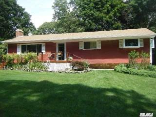 35 Iroquois Trl, Panamoka, NY 11961-1804