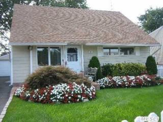 895 Bowling Green Dr, Westbury, NY 11590-6103