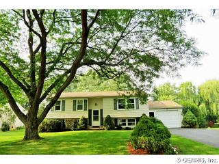 14 Rolling Meadow Dr, Hilton, NY 14468-1025