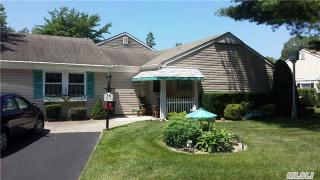 28 Freedom Ln, Coram, NY 11727-3230