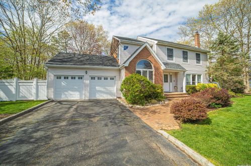 23 Buckingham Ln, Bohemia, NY 11716-3976