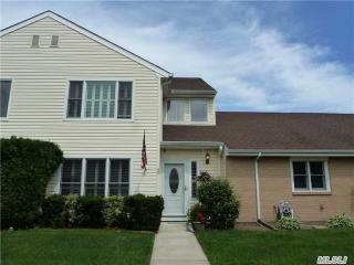 50 Crescent Cir, Holbrook, NY 11741-4320