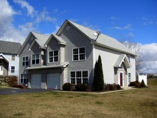 24 Cambridge Ct, Highland, NY 12528-1316