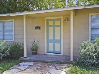 619 Hammack Dr, Austin TX  78752-4020 exterior