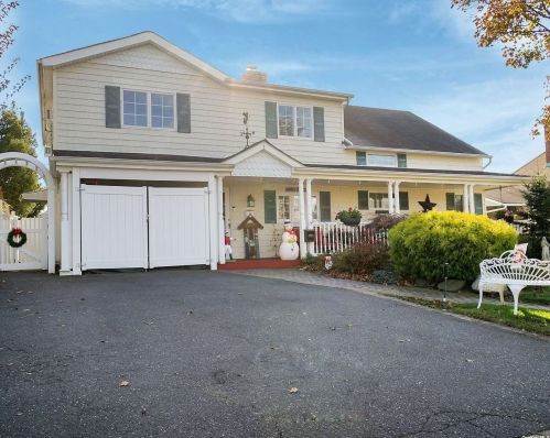 50 Twin Ln, North Wantagh, NY 11793-1910