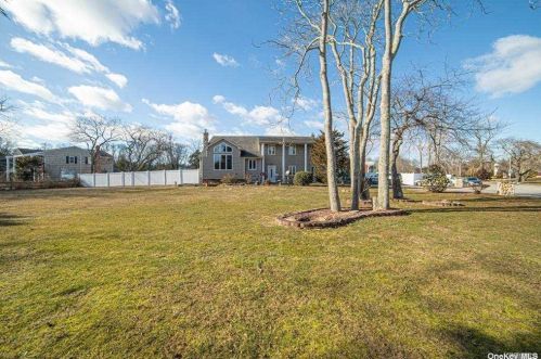 866 Manor Ln, Bayshore, NY 11706-7525