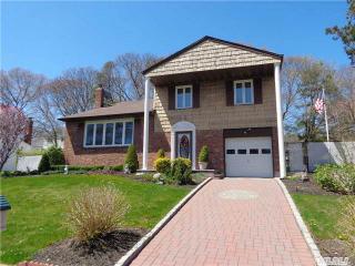 36 Willow St, Selden, NY 11784-2808