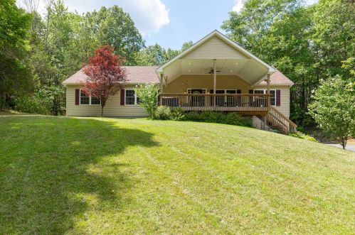 120 Carter Rd, Pleasant Valley, NY 12569-5312