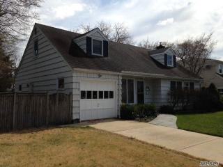 10 Washington St, Hicksville, NY 11801-3730