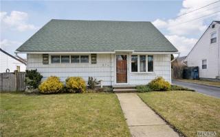 874 Bowling Green Dr, Westbury, NY 11590-6104