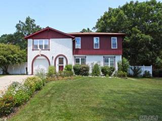 15 Debbie Lee Ln, Bohemia, NY 11716-3805