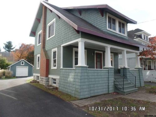 1092 Regent St, Schenectady, NY 12309-5825