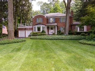 71 Chapel Rd, North Hills, NY 11030-3603