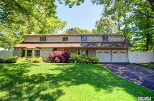 31 Halfcircle Dr, Holbrook, NY 11741-1310