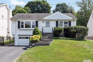 30 Chestnut St, Hunt, NY 11743-7104