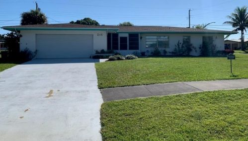 215 Riomar Dr, Fort Pierce, FL 34952-1381