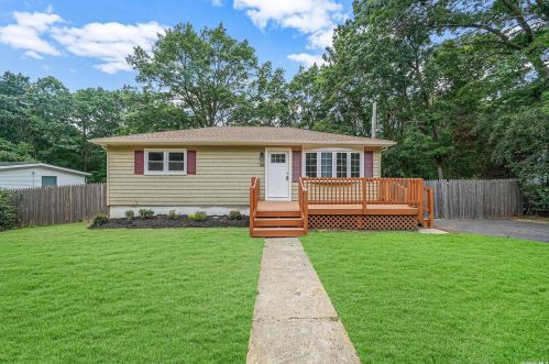 44 Cheemaun Trl, Panamoka, NY 11961-1802