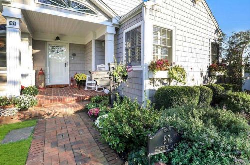 87 Wagstaff Ln, West Islip, NY 11795-5206