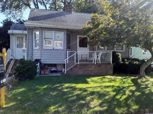 18 Cambridge Ave, Bethpage, NY 11714-3102