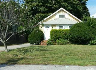 103 Manton St, Sayville, NY 11782-1332