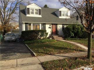 172 Swalm St, Westbury, NY 11590-3825